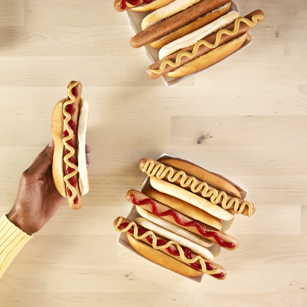 IKEA HotDogs Brötchen mit Wurst und Senf und Ketchup