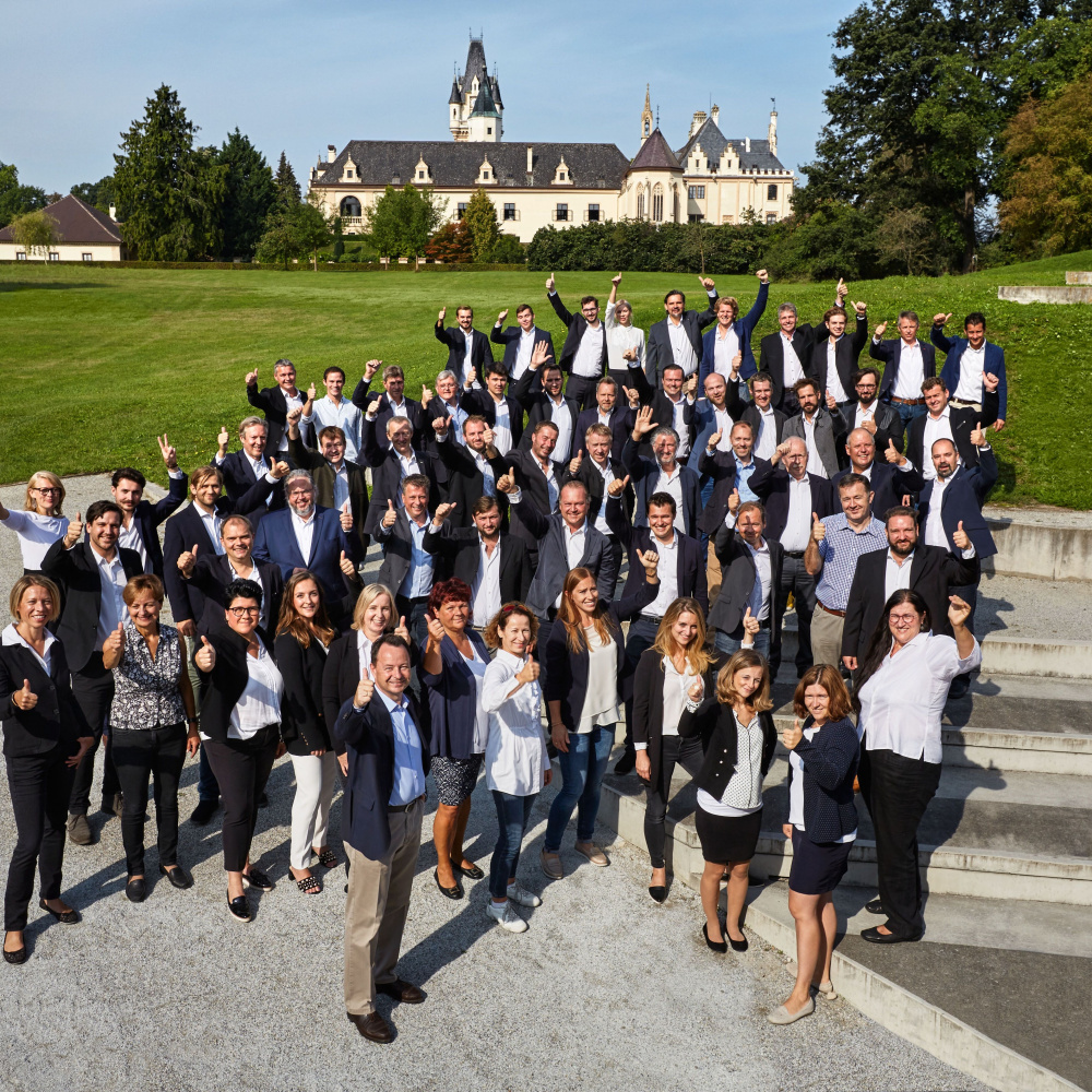 Die ÖTW-Winzer vor der Kulisse von Schloss Grafenegg