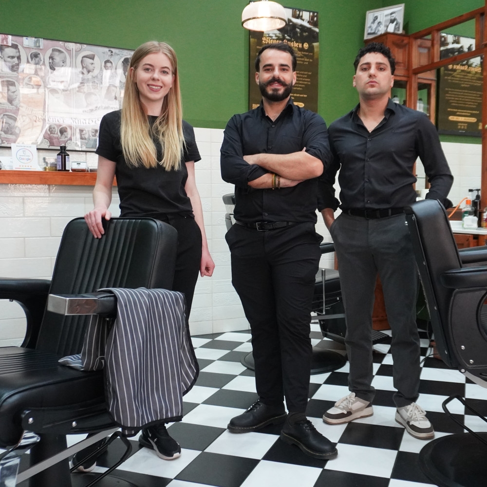 2 männliche und eine weibliche Barber vom Wiener Knaben Herrensalon stehen in Ihrem Geschäft | © Wiener Knaben Herrensalon