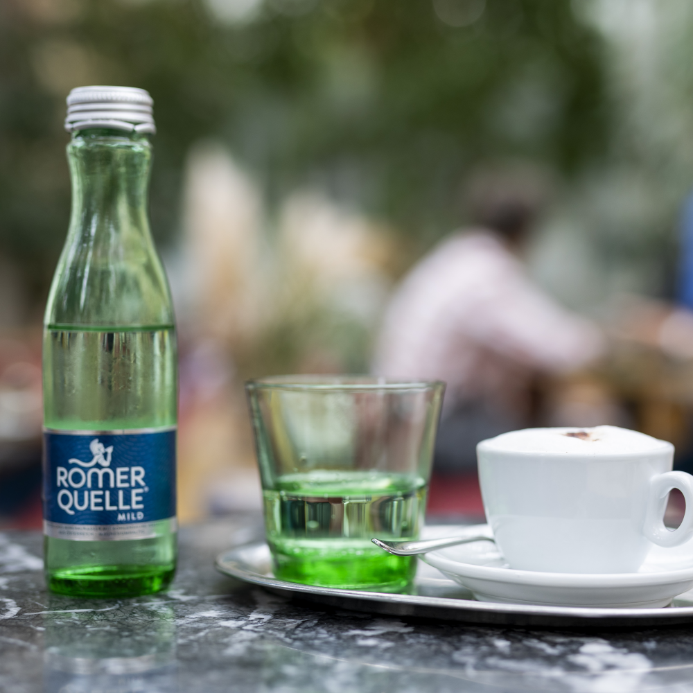 Roömerquelle Flasche prickelnd mit einem leeren Glas | © Martin Steiger