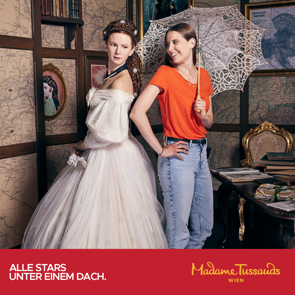 Wachsfigur Sissi mit einer Besucherin | © Madame Tussauds Austria GmbH