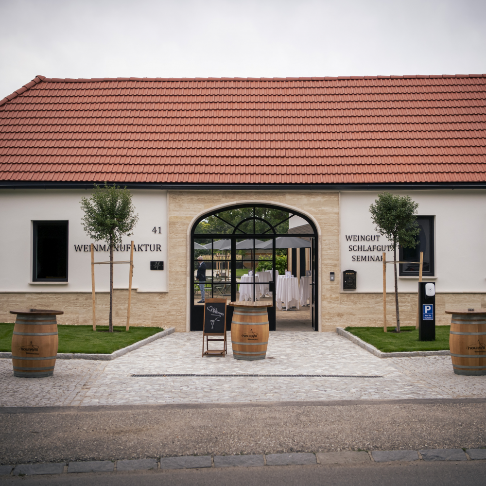 Gebäudeansicht der Weinmanufaktur Nourani