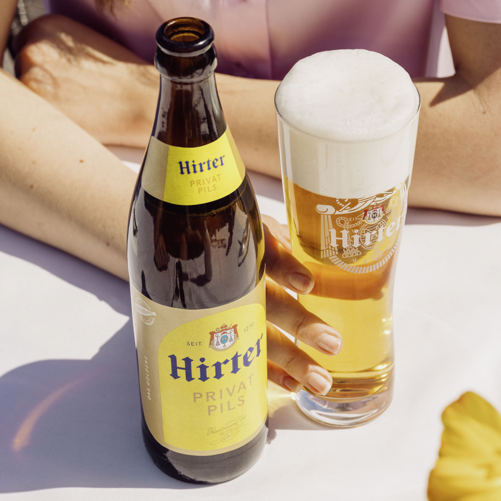 Abbildung einer Flasche Hirter Bier Privat Pils und einem Glas