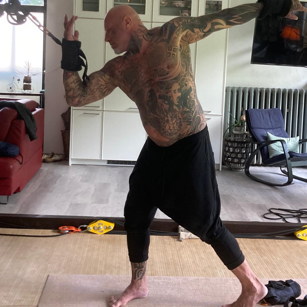 Trainer Roman Kettner in einer Übung