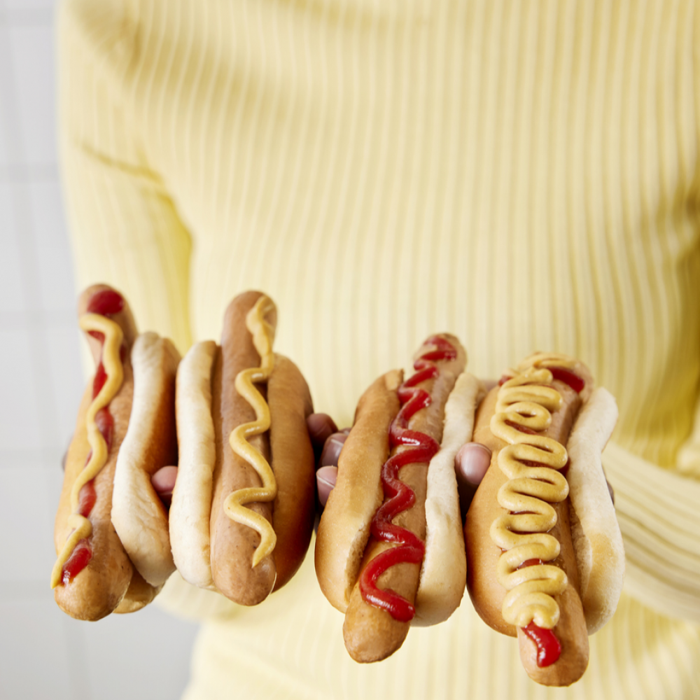 IKEA HotDogs 4 Brötchen mit Wurst nebeneinander mit Senf und Ketchup | © IKEA