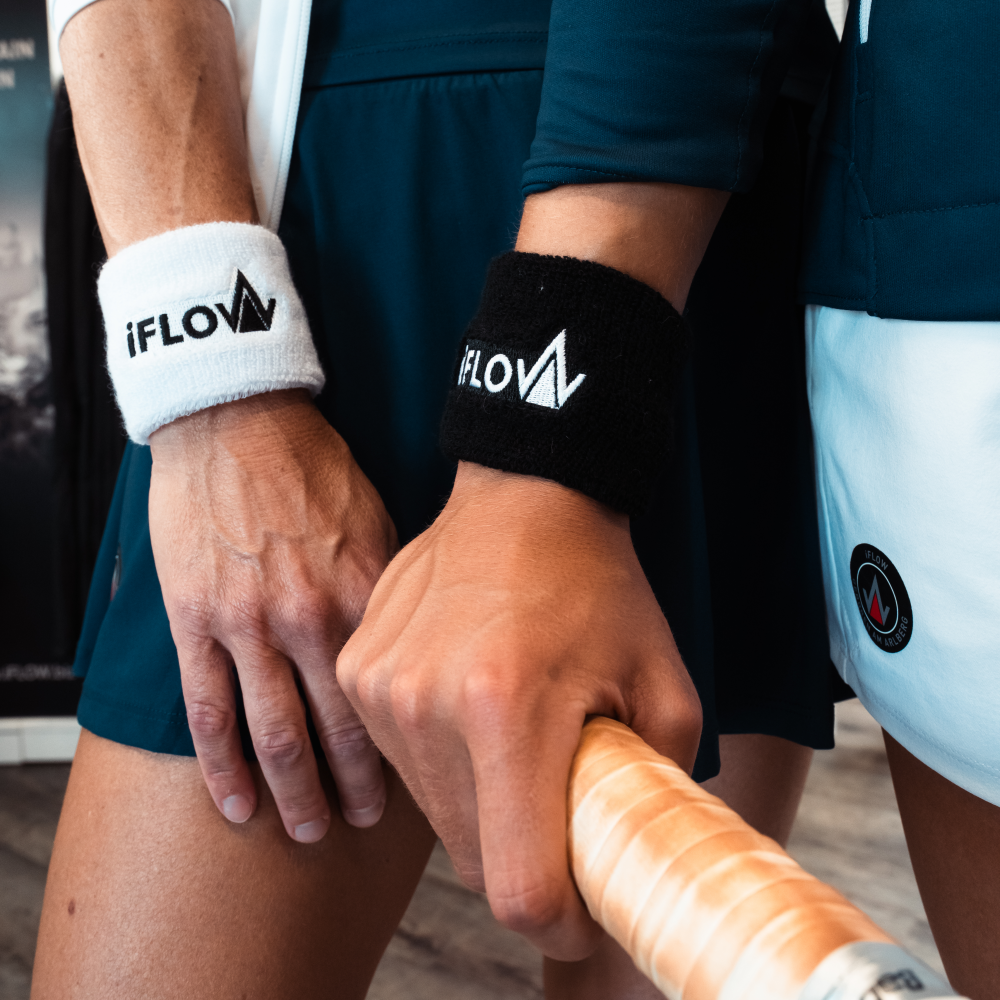 IFlow Schweissbänder in schwarz und weiß an je einem Handgelenk